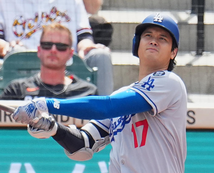 オリオールズ対ドジャース　3回表ドジャース無死、中越えに2打席連続となる48号ソロ本塁打を放つ大谷。投手菅野（撮影・菅敏）