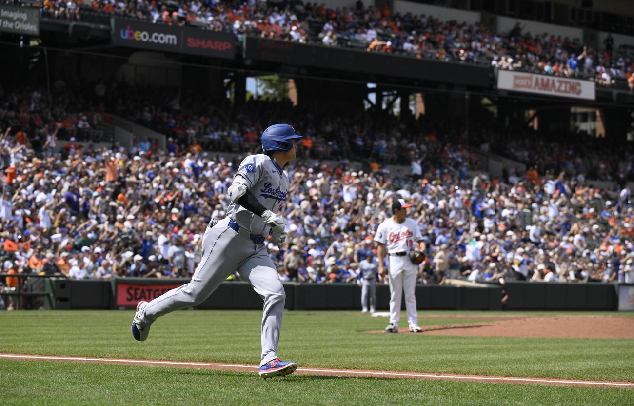 オリオールズ戦の3回、菅野（右）から48号ソロを放ち一塁へ向かうドジャース大谷（共同）
