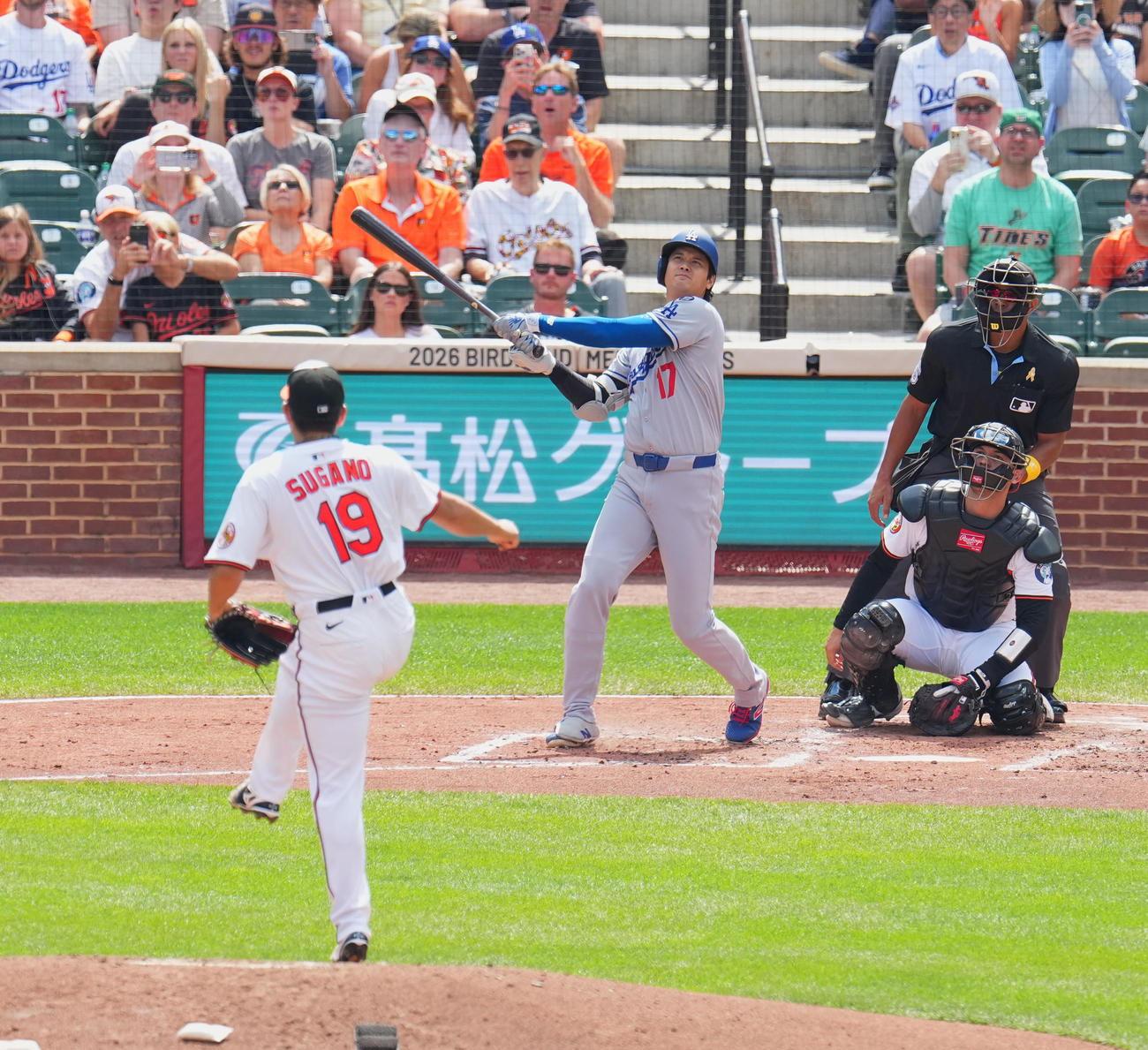 オリオールズ対ドジャース　3回表ドジャース無死、中越えに2打席連続となるソロ本塁打を放つ大谷。投手菅野（撮影・菅敏）