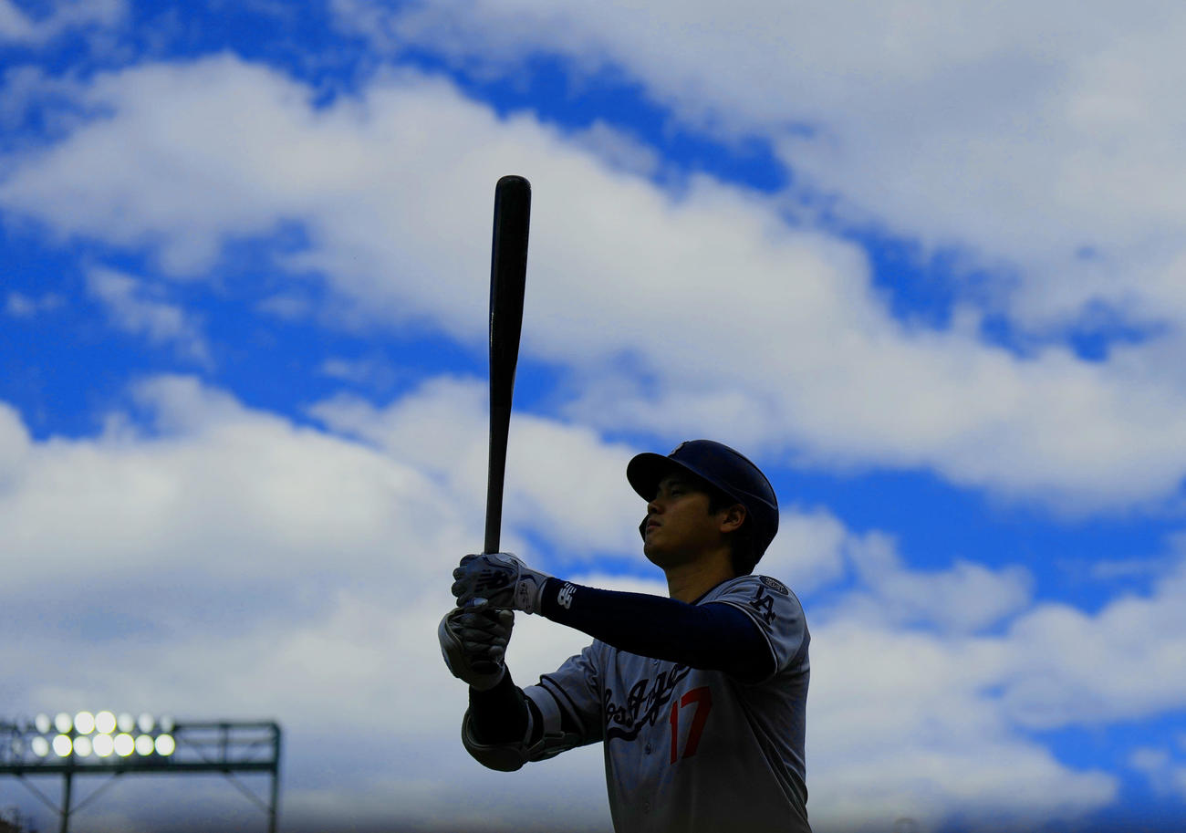 オリオールズ対ドジャース　9回、打席を前に準備をするドジャース大谷（撮影・菅敏）