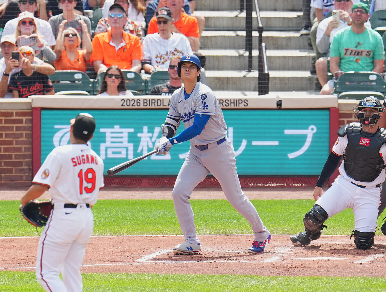 オリオールズ対ドジャース　3回表ドジャース無死、中越えに2打席連続となる48号ソロ本塁打を放つ大谷。投手菅野（撮影・菅敏）