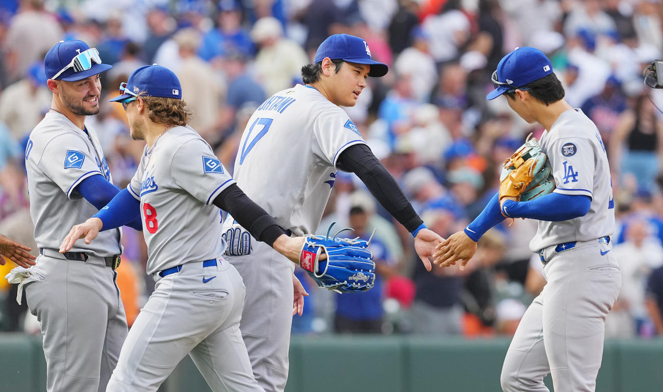 オリオールズ対ドジャース　連敗を5でストップし、ナインとタッチをするドジャース大谷（中央）（撮影・菅敏）