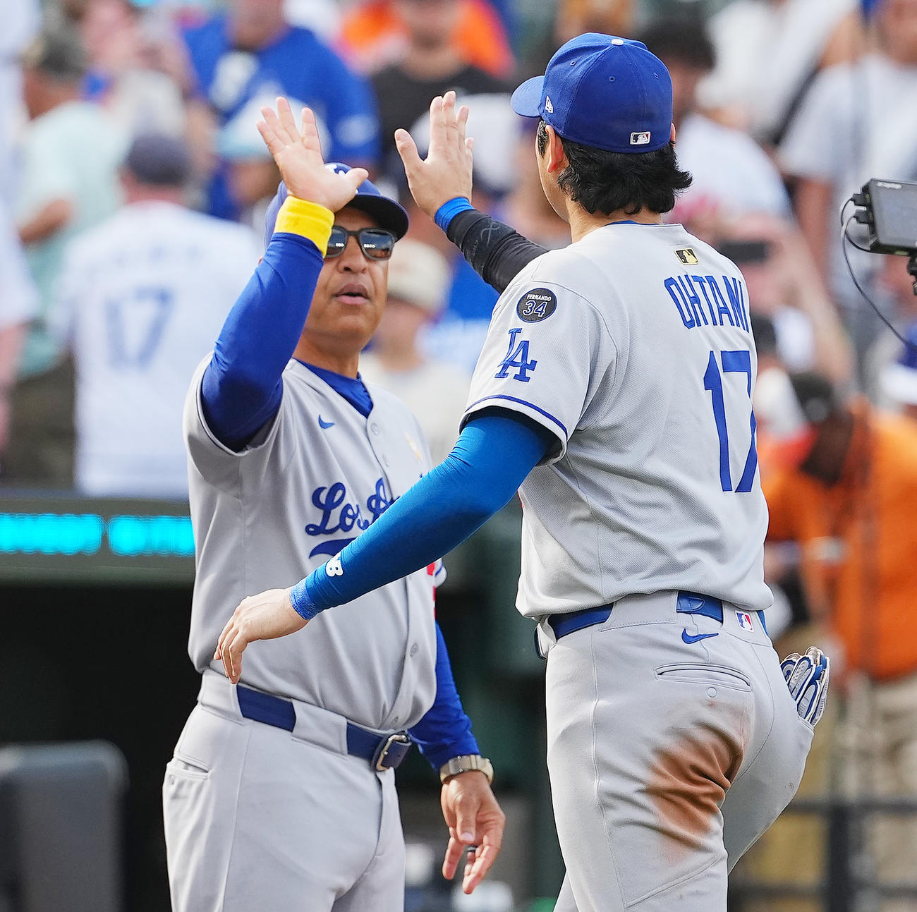 オリオールズ対ドジャース　連敗を5でストップし、ロバーツ監督（左）にタッチで迎えられるドジャース大谷（撮影・菅敏）