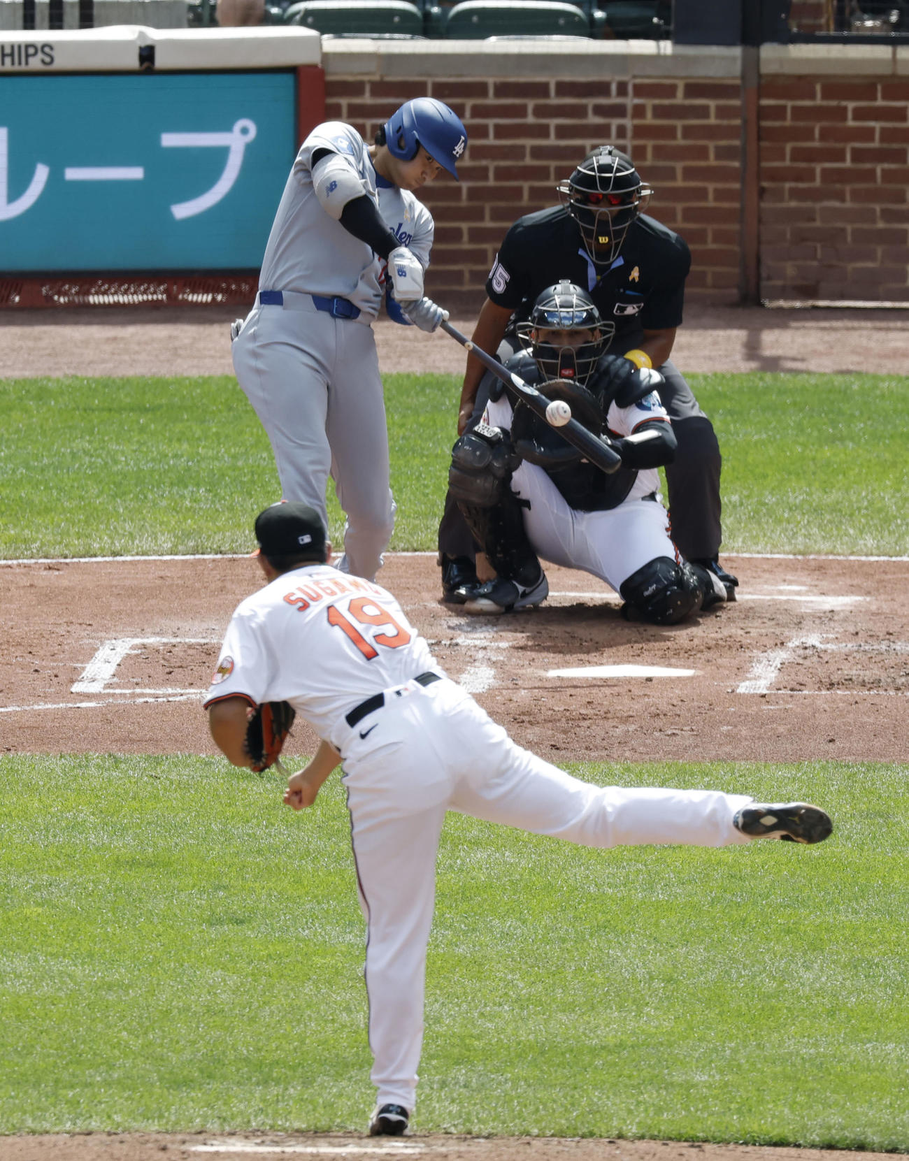 オリオールズ戦の3回、菅野から48号ソロを放つドジャース大谷（共同）