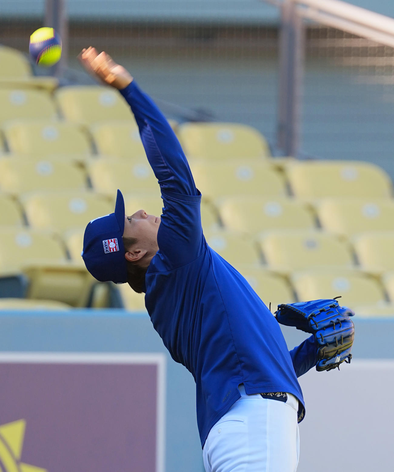 ドジャース対ロッキーズ　試合前、調整するドジャース山本（撮影・菅敏）
