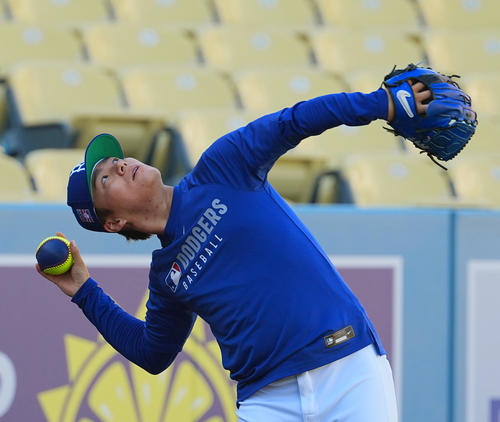 ドジャース対ロッキーズ　試合前、調整するドジャース山本（撮影・菅敏）