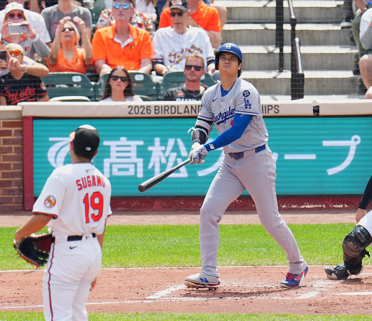 オリオールズ対ドジャース　3回表ドジャース無死、中越えに2打席連続となる48号ソロ本塁打を放つ大谷。投手菅野（撮影・菅敏）