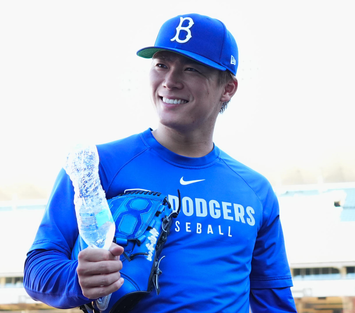 ドジャース対ロッキーズ　試合前の練習を終え、笑顔で引き揚げるドジャース山本（撮影・菅敏）