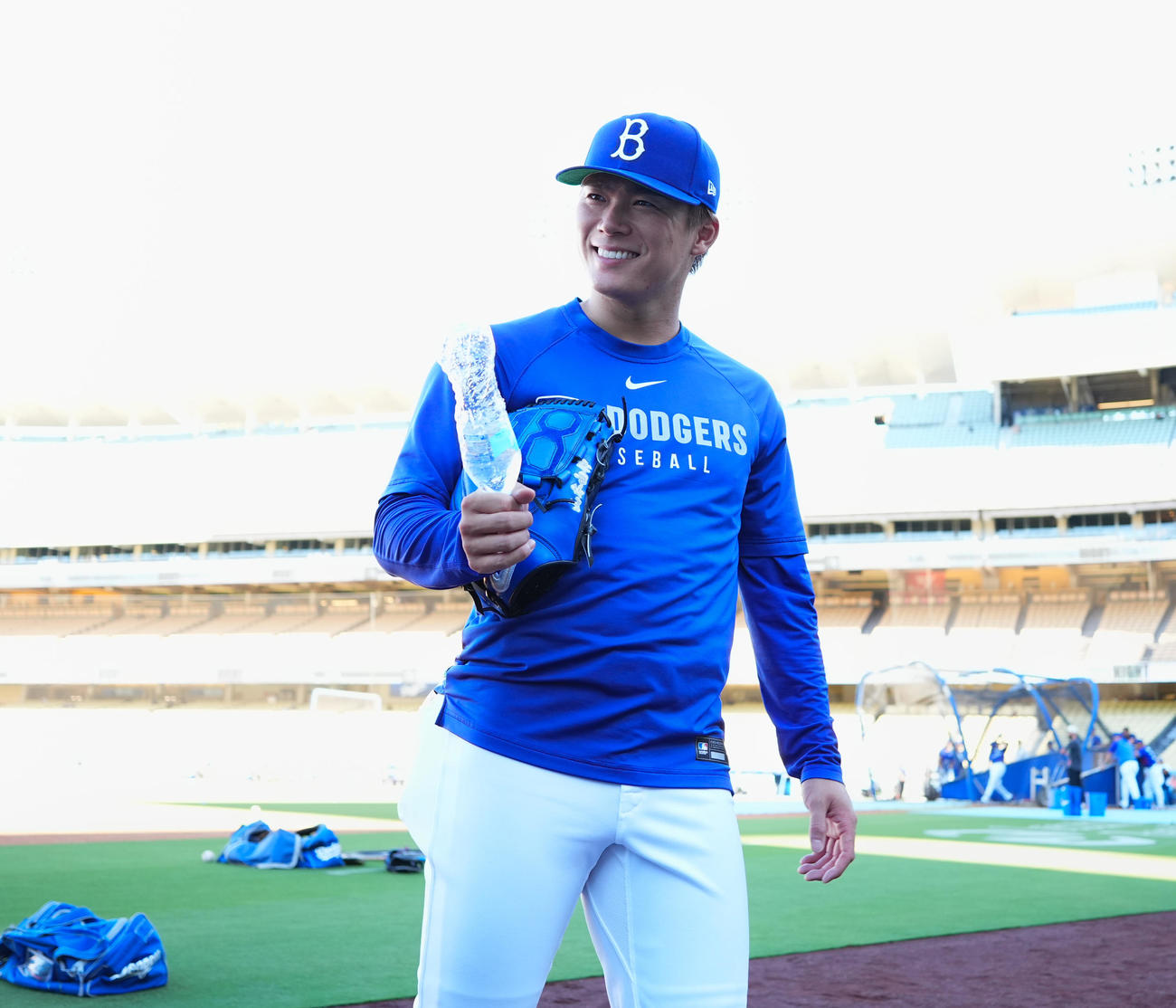 ドジャース対ロッキーズ　試合前の練習を終え、笑顔で引き揚げるドジャース山本（撮影・菅敏）