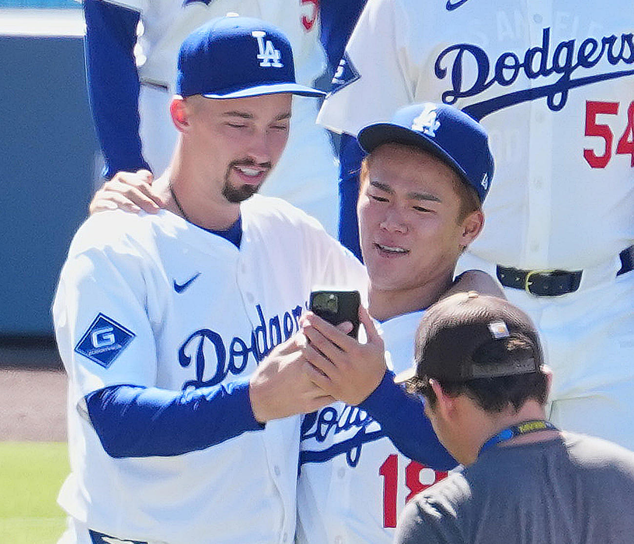 チーム写真の撮影を前にスネル（左）と自撮りするドジャース山本（撮影・菅敏）
