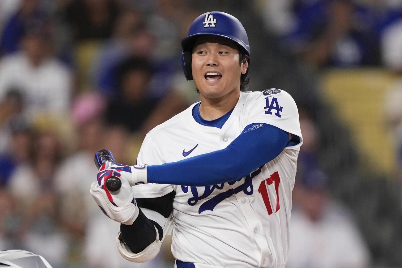 ドジャース大谷翔平はロッキーズ戦の第1打席にファウルを打って悔しそうな表情を見せた（AP)