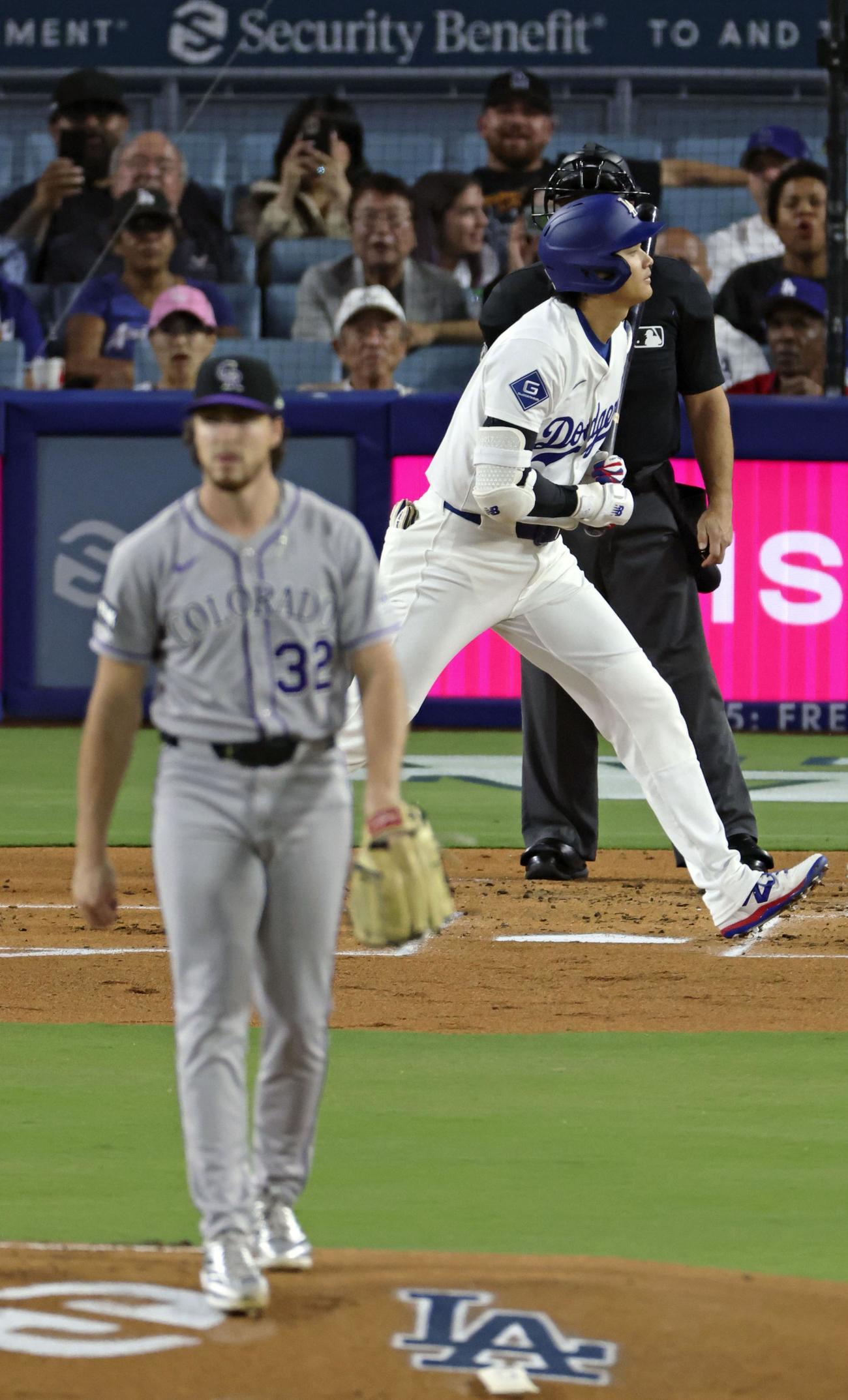 ロッキーズ戦の1回、見逃し三振に倒れたドジャース大谷。投手ドーランダー（共同）