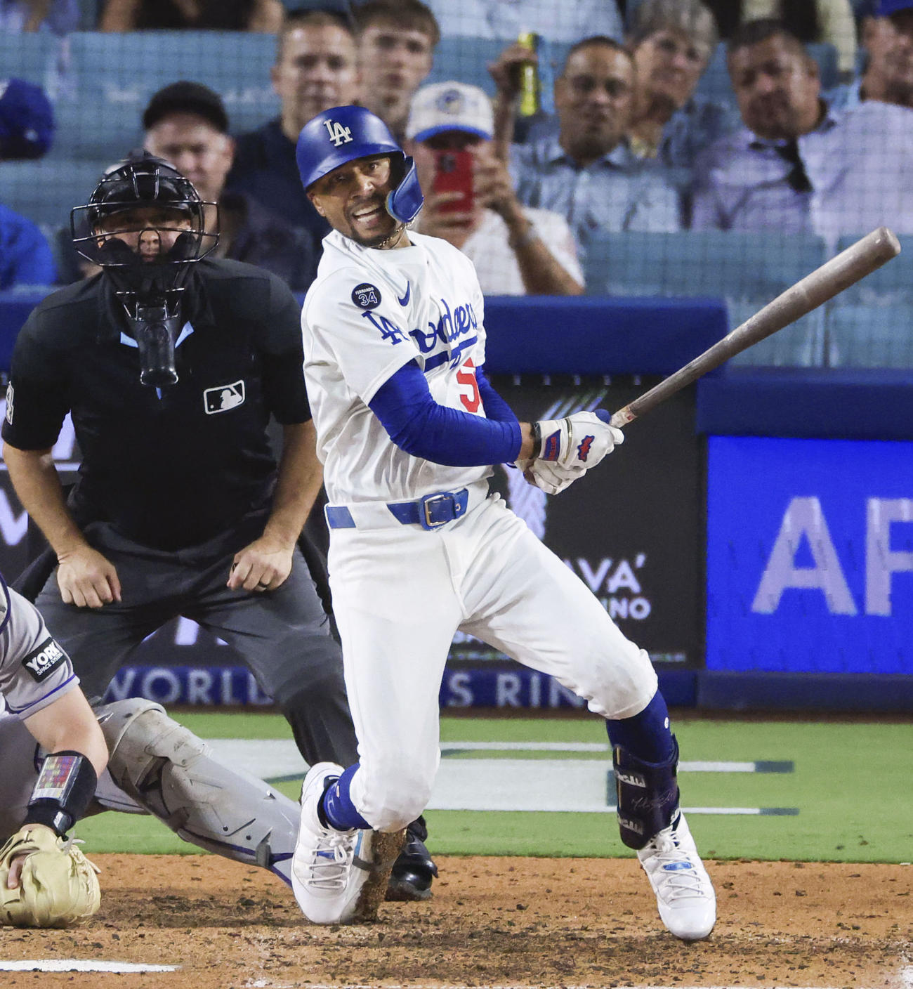 ロッキーズ戦の7回、勝ち越し2点打を放つドジャースのベッツ（共同）