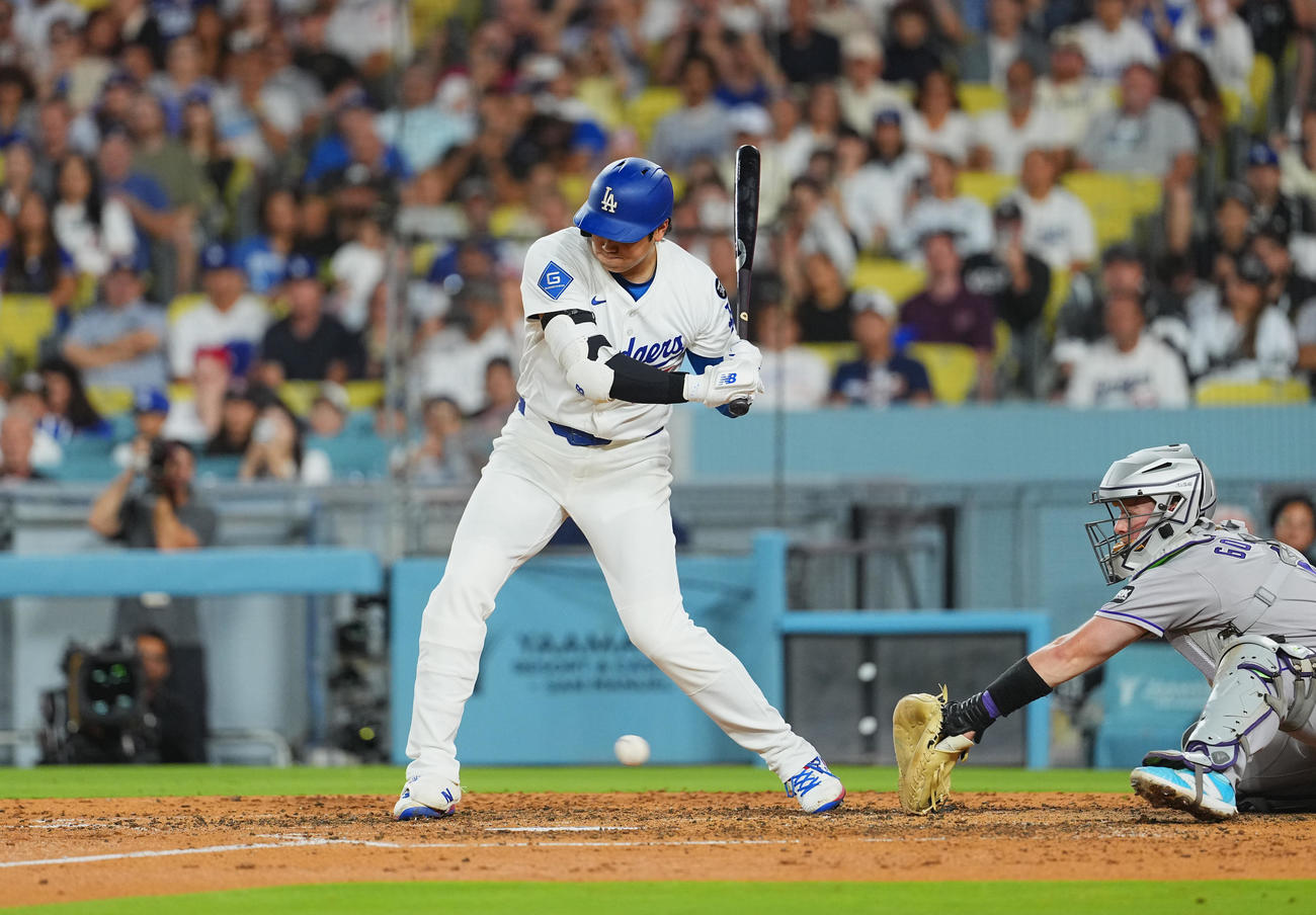 ドジャース対ロッキーズ　6回裏ドジャース無死一塁、四球を選ぶ大谷（撮影・菅敏）