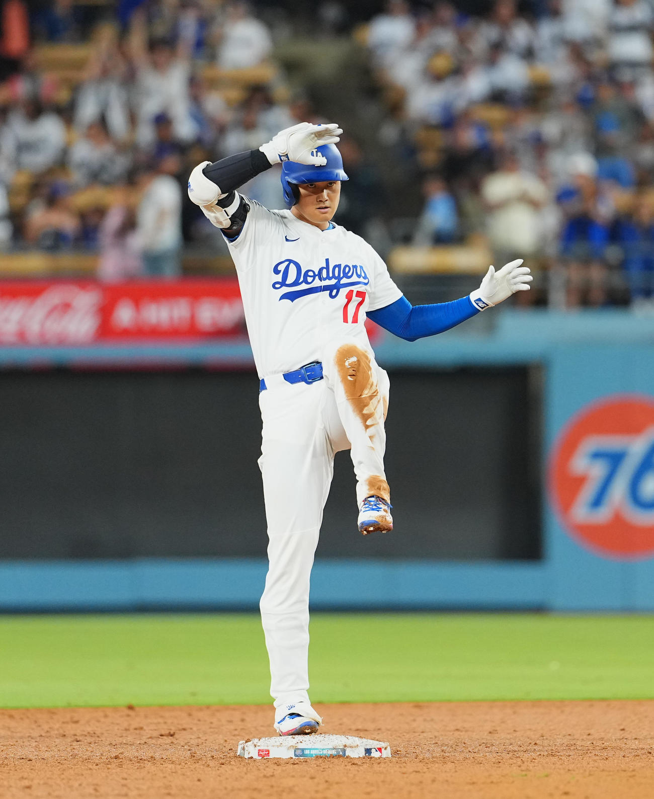 ドジャース対ロッキーズ　7回裏ドジャース2死一塁、右二塁打を放ち、塁上でポーズをとる大谷（撮影・菅敏）