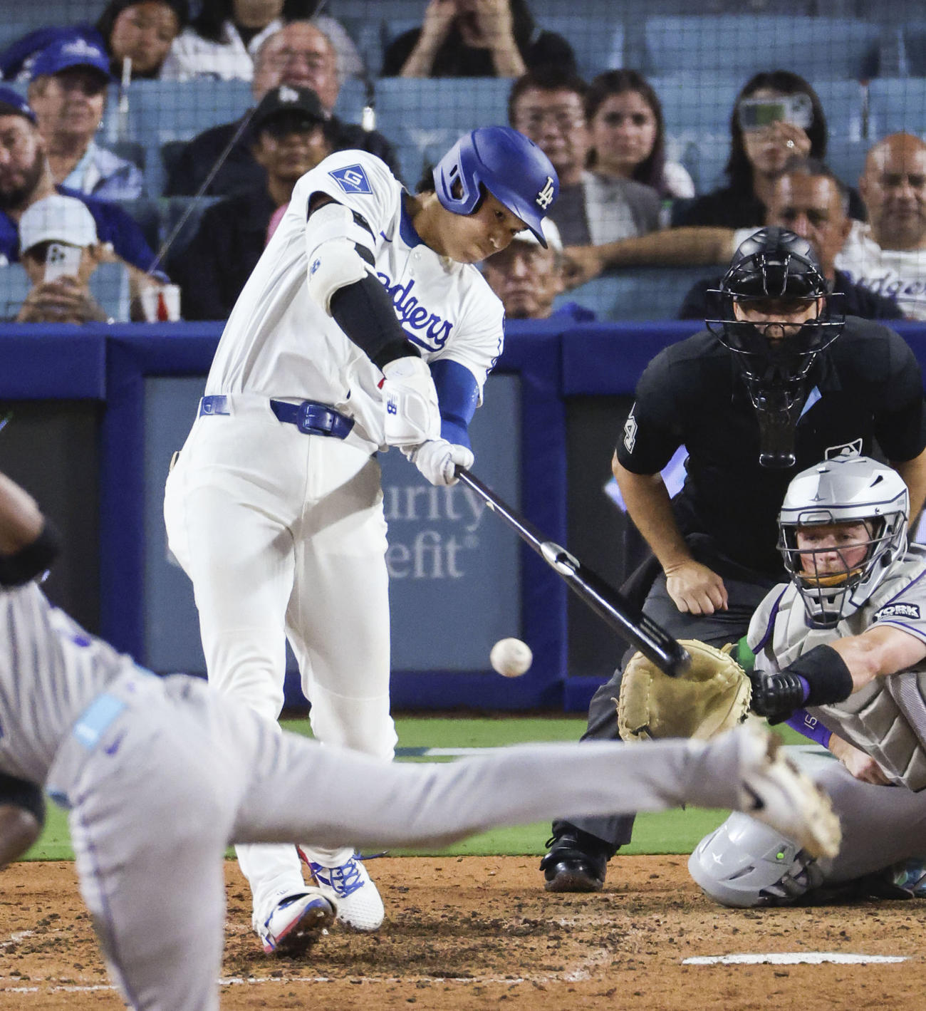 ロッキーズ戦の7回、二塁打を放つドジャース大谷（共同）