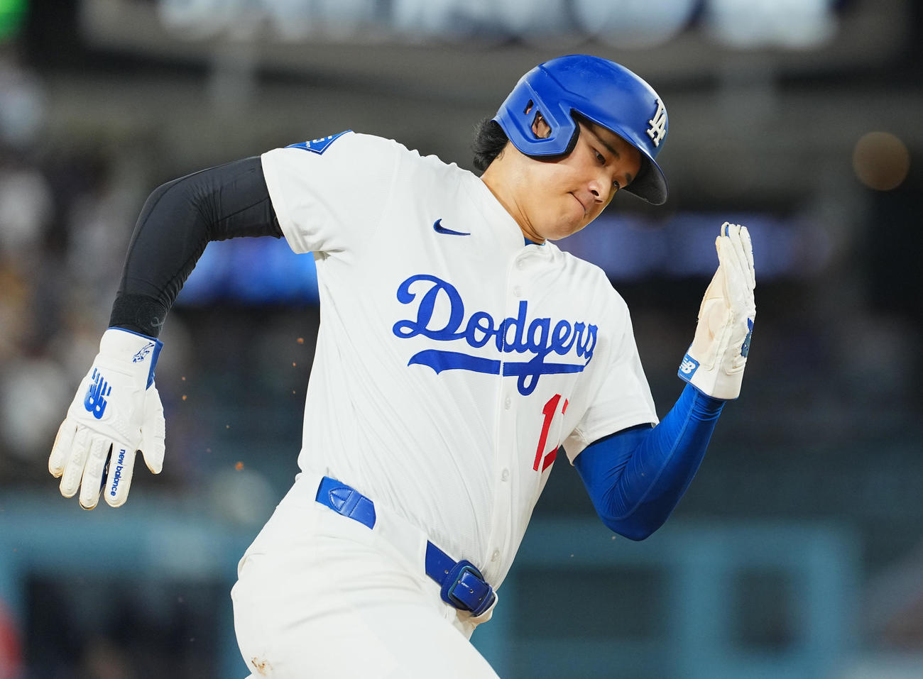 ドジャース対ロッキーズ　7回裏ドジャース2死二、三塁、ベッツの中2点適時打で二塁から疾走し、本塁に向かう大谷（撮影・菅敏）