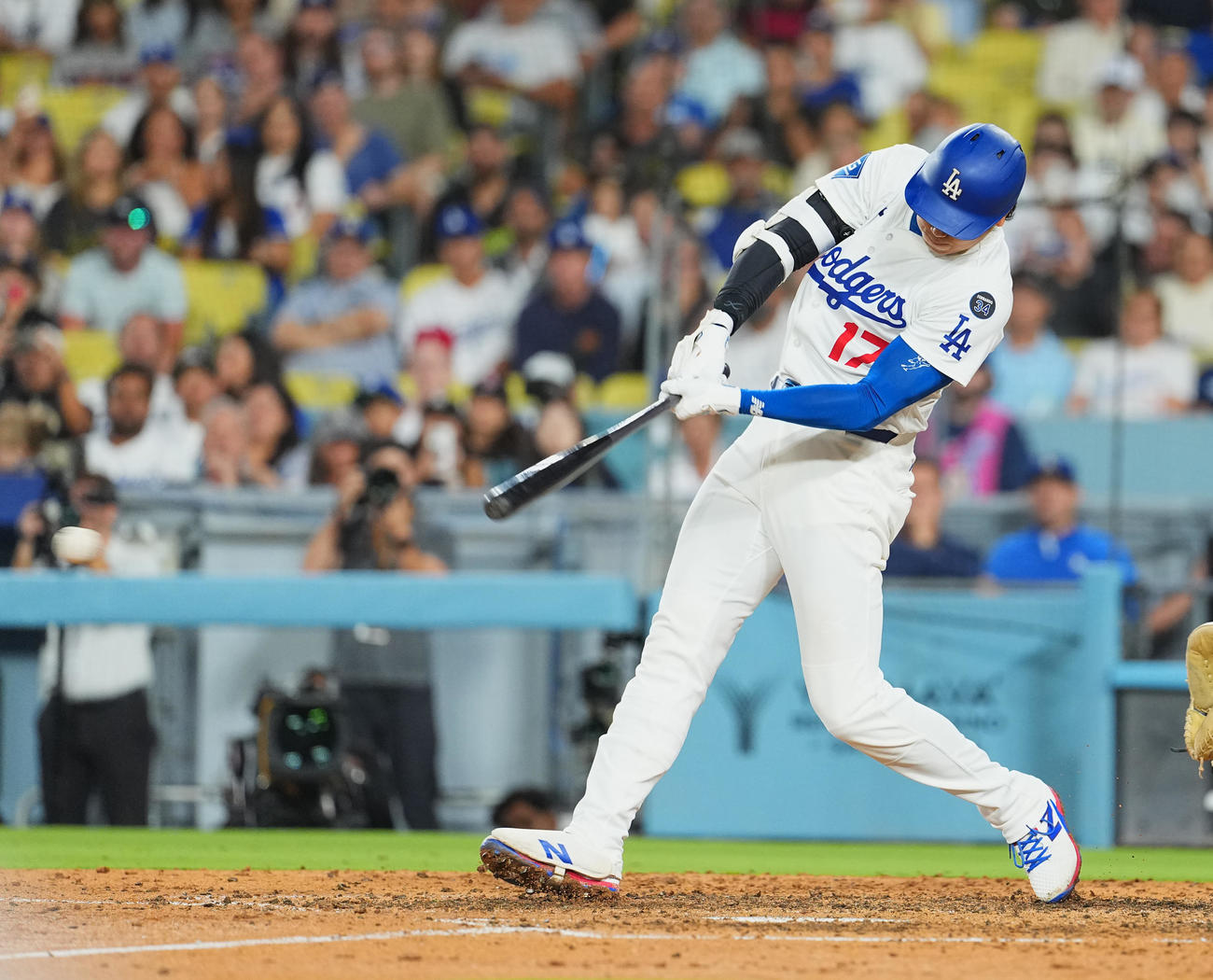 ドジャース対ロッキーズ　7回裏ドジャース2死一塁、右二塁打を放つ大谷（撮影・菅敏）