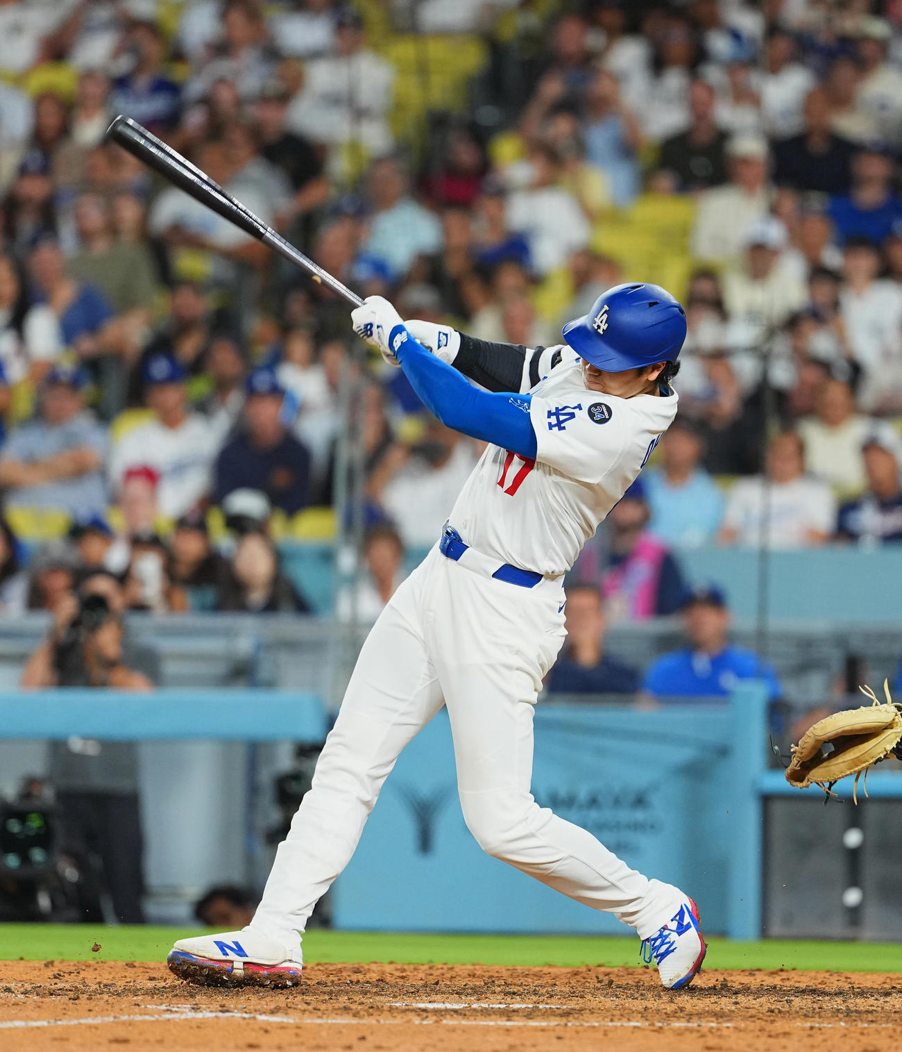 ドジャース対ロッキーズ　7回裏ドジャース2死一塁、右二塁打を放つ大谷（撮影・菅敏）