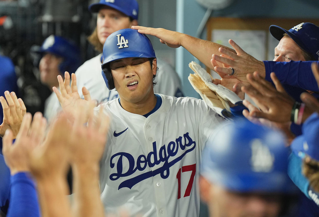ドジャース対ロッキーズ　7回裏ドジャース2死二、三塁、ベッツの中2点適時打で二塁から生還し、ナインに迎えられる大谷（撮影・菅敏）