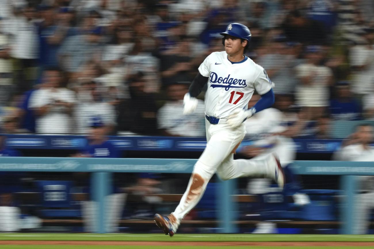 ドジャース－ロッキーズ　7回、ベッツの中前打で二塁から一気に生還する大谷翔平（AP）