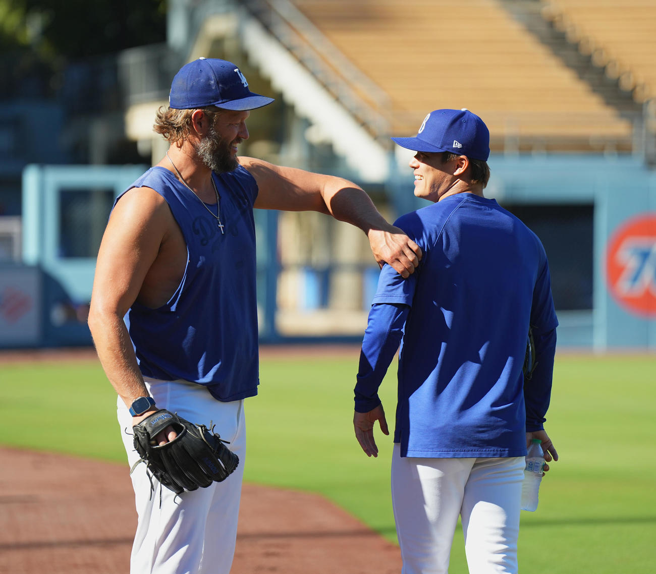 ドジャース対ロッキーズ　試合前の練習中にカーショー（左）に腕をもまれるドジャース山本（撮影・菅敏）