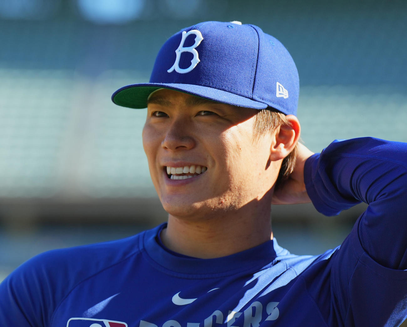 ドジャース対ロッキーズ　試合中、笑顔を見せるドジャース山本（撮影・菅敏）