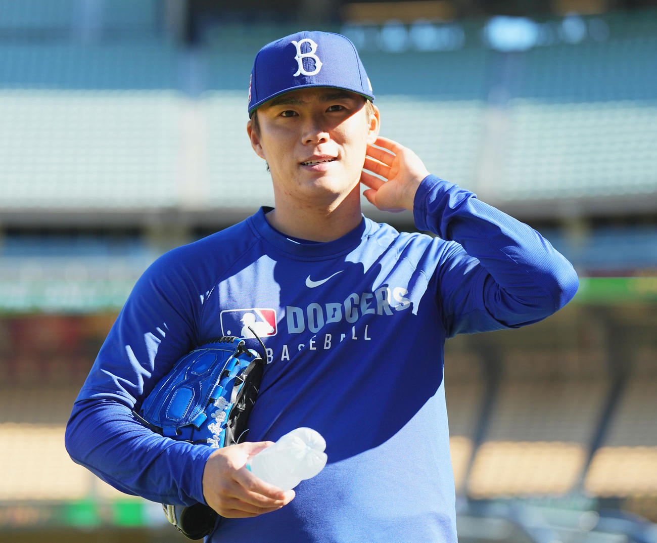 ドジャース対ロッキーズ　試合中、笑顔を見せるドジャース山本（撮影・菅敏）