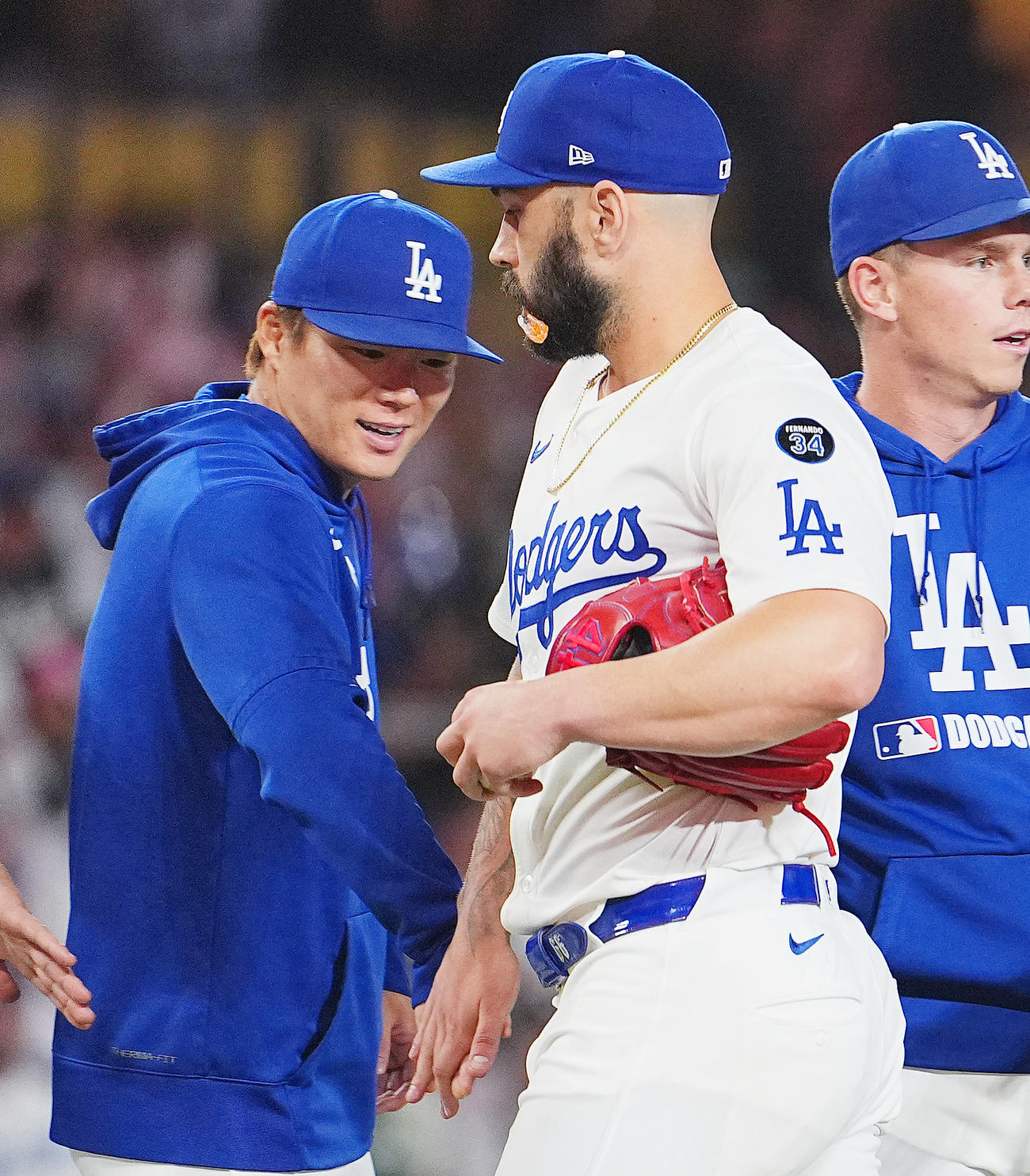 ドジャース対ロッキーズ　9回に登板し最後を締めくくったドジャース・スコット（右）をタッチで迎えるドジャース山本（撮影・菅敏）