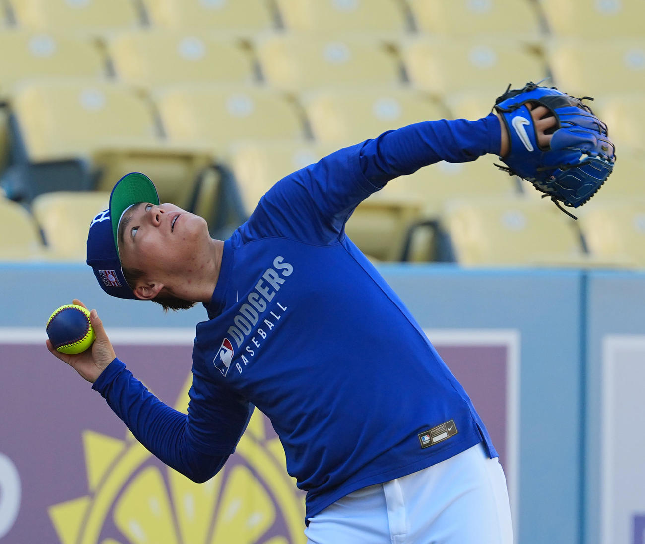 ドジャース対ロッキーズ　試合前、調整するドジャース山本（撮影・菅敏）