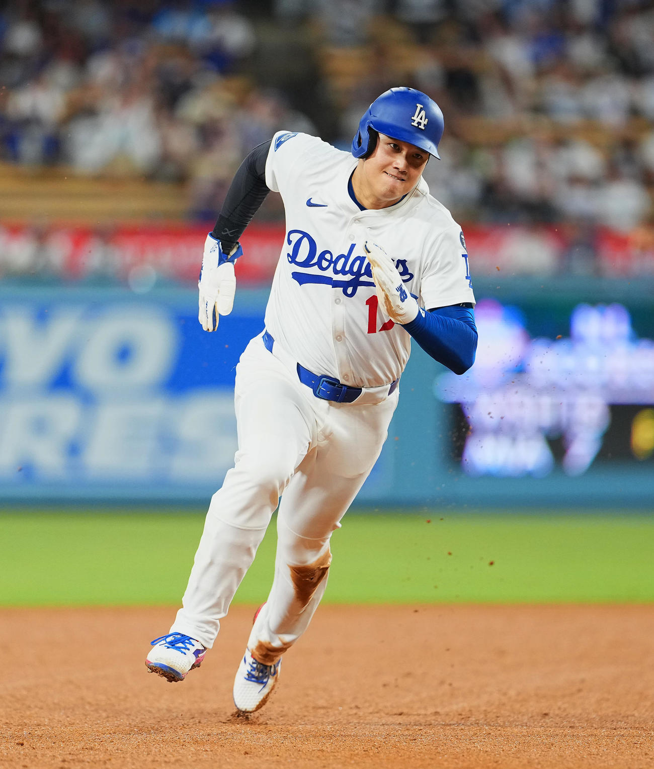 ドジャース対ロッキーズ　7回裏ドジャース2死二、三塁、ベッツの中2点適時打で二塁から疾走し、本塁に向かう大谷（撮影・菅敏）