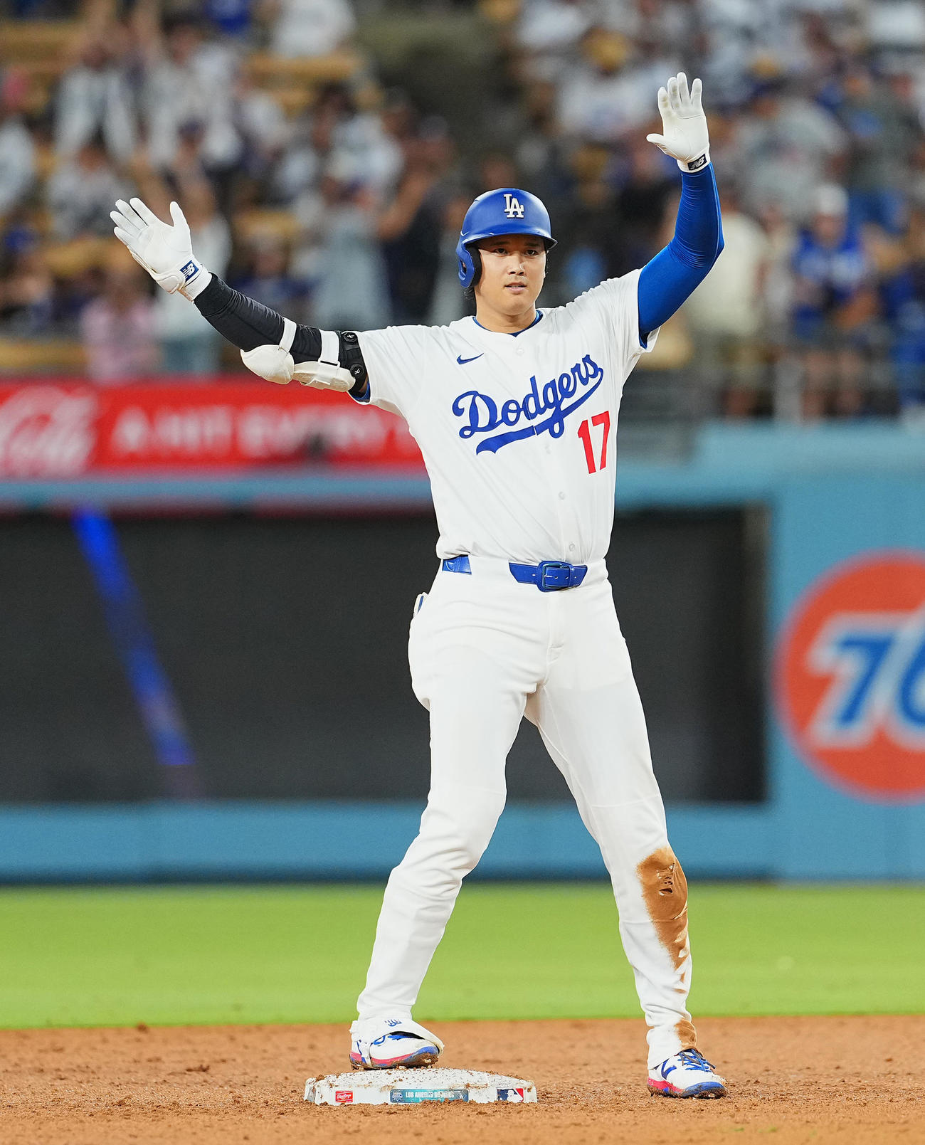 ドジャース対ロッキーズ　7回裏ドジャース2死一塁、右二塁打を放ち、塁上でポーズをとる大谷（撮影・菅敏）