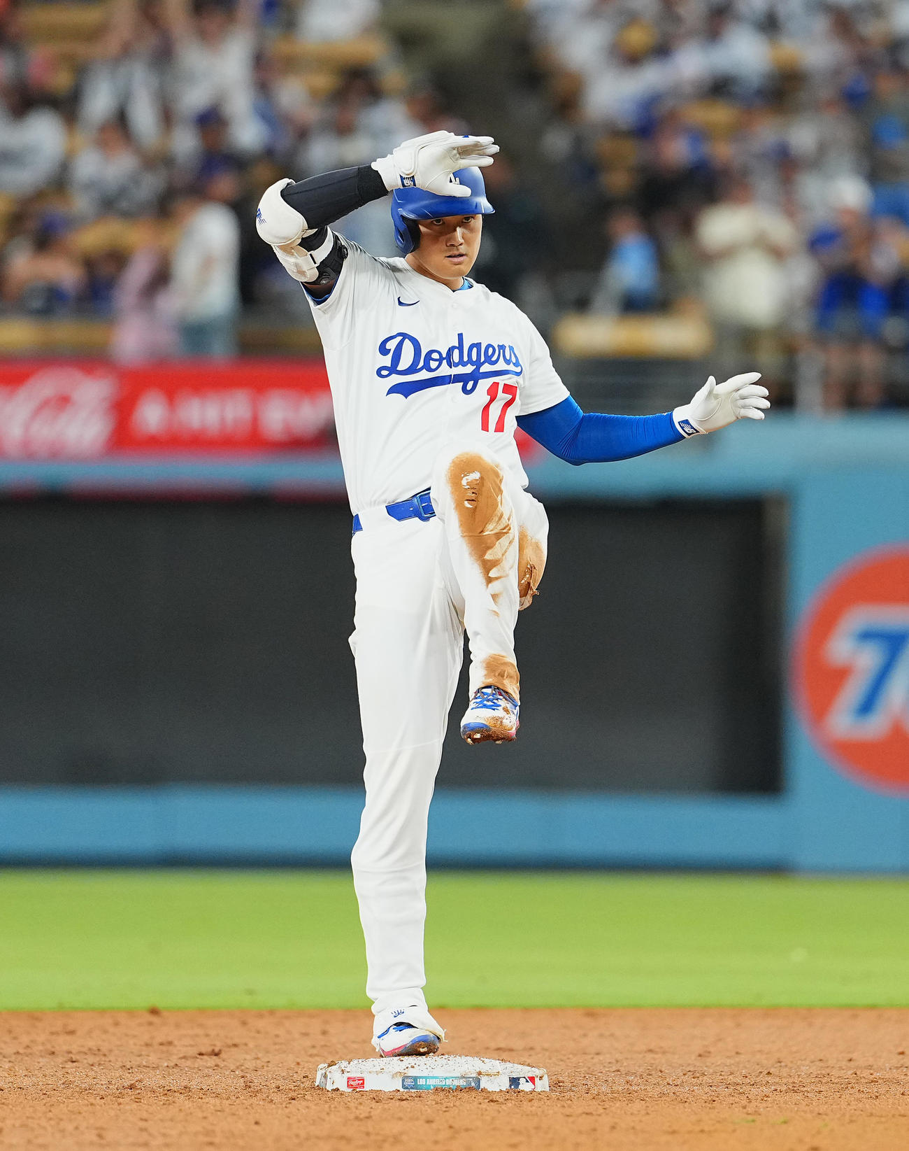 ドジャース対ロッキーズ　7回裏ドジャース2死一塁、右二塁打を放ち、塁上でポーズをとる大谷（撮影・菅敏）