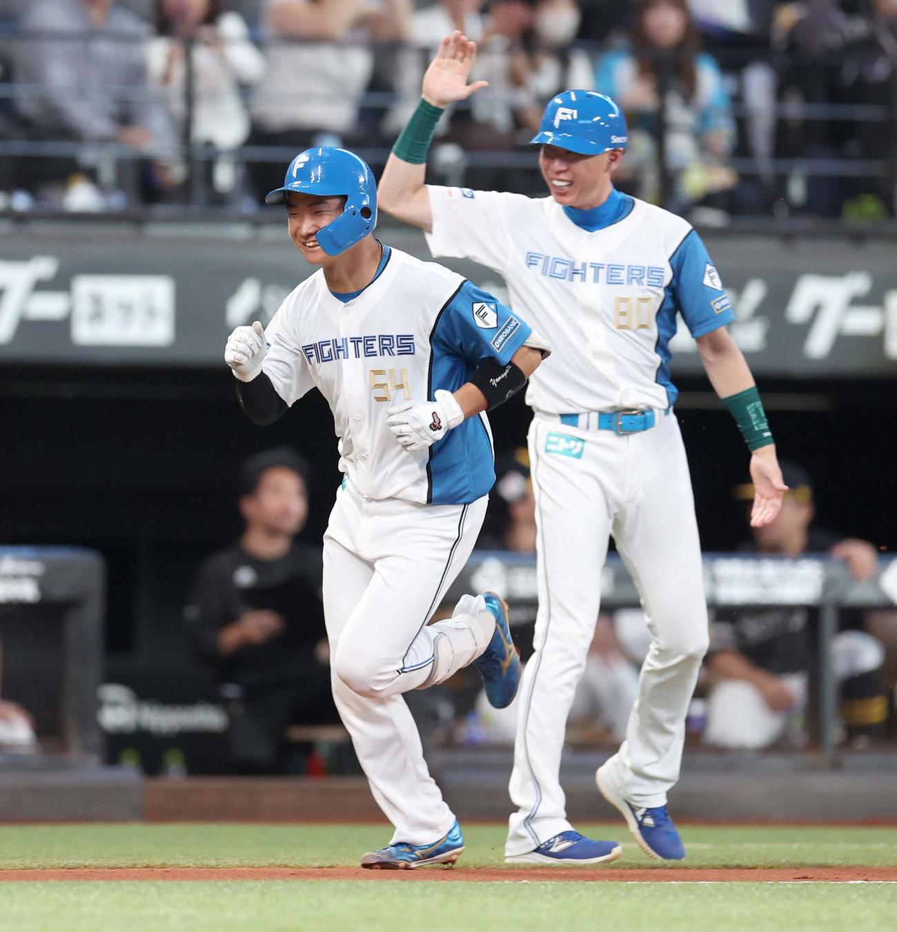 日本ハム対ソフトバンク　4回裏日本ハム1死、左越え本塁打を放ち笑顔の山県（撮影・黒川智章）