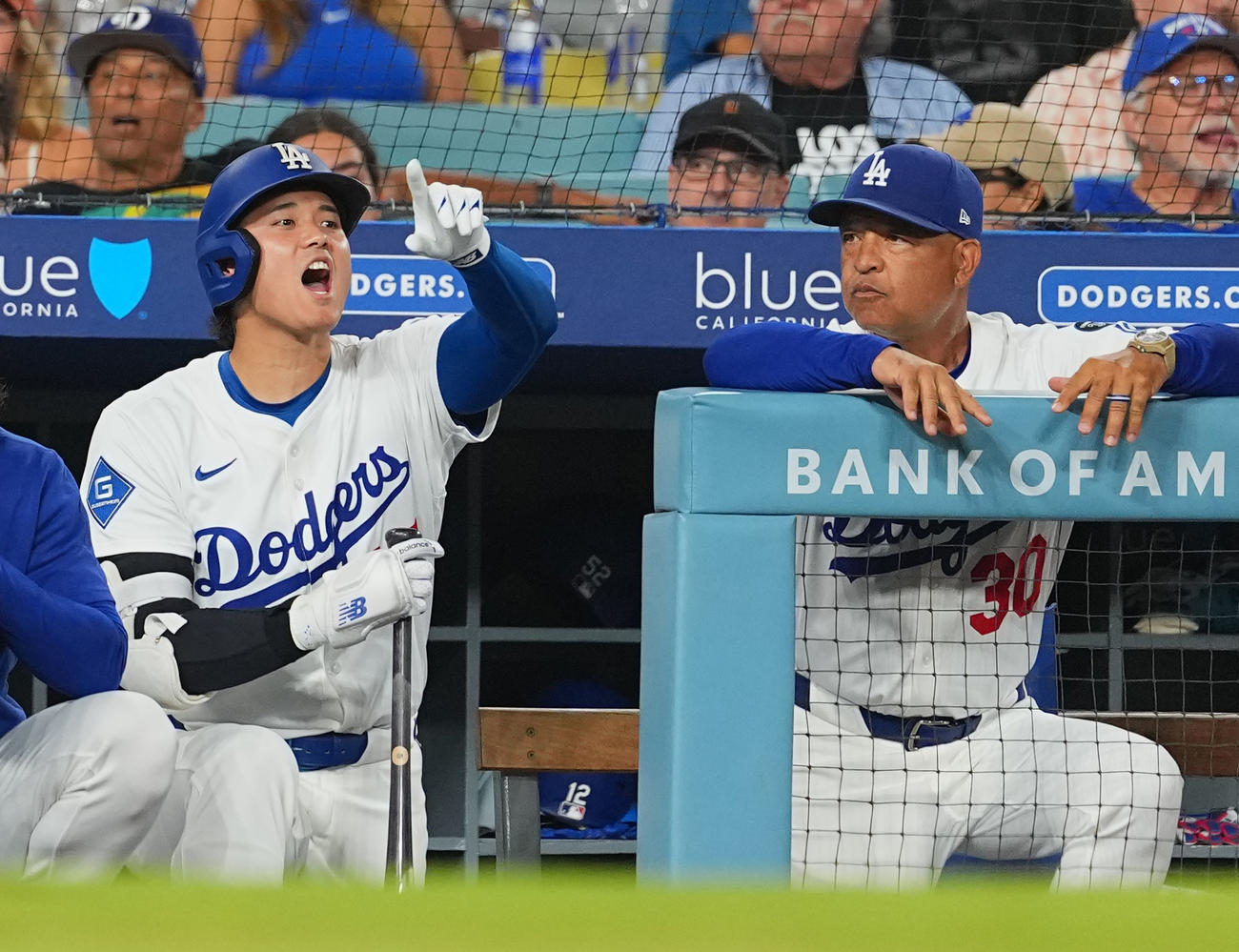 ドジャース対ロッキーズ　3回、打者パペスの時、ベンチから声を上げてロバーツ監督（右）に注意されるドジャース大谷（撮影・菅敏）