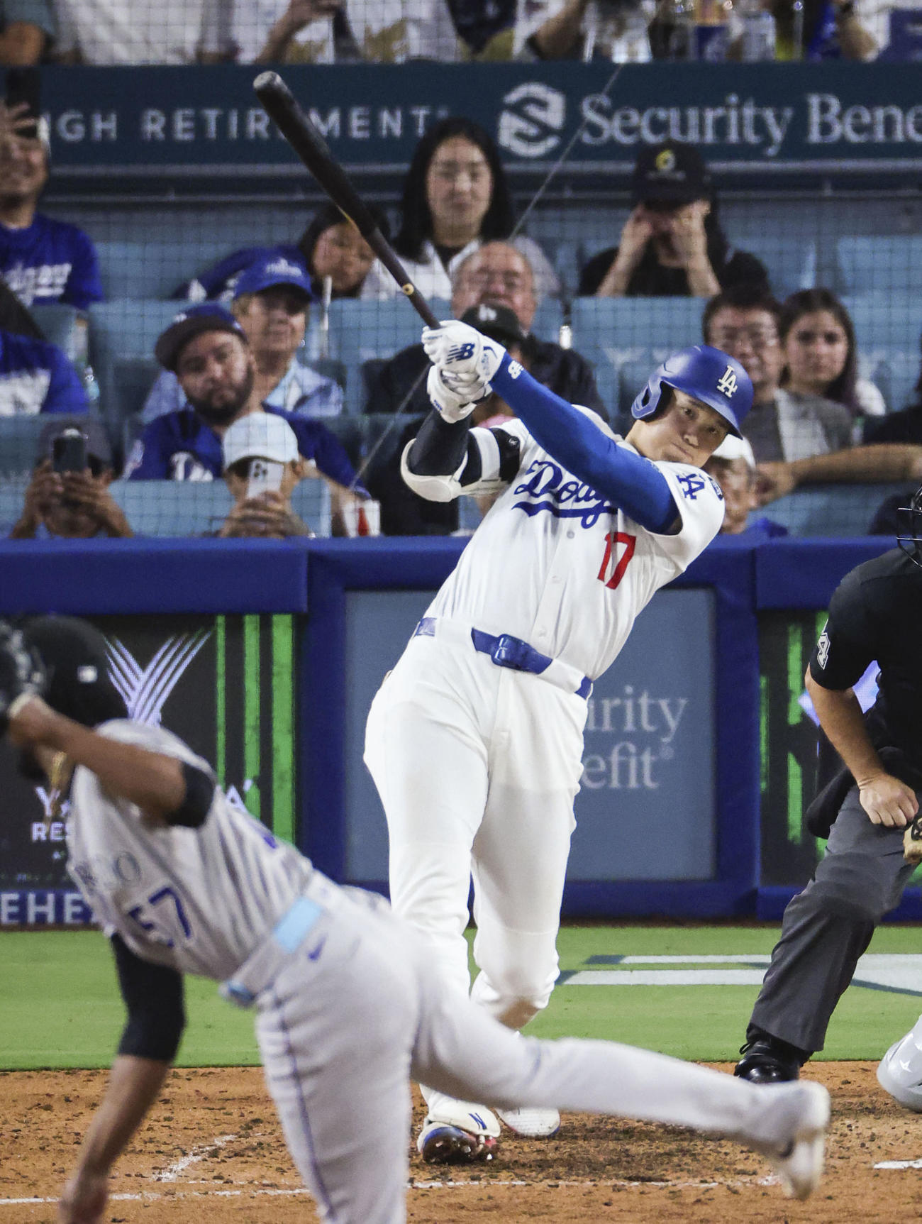 ロッキーズ戦の7回、二塁打を放つドジャース大谷（共同）
