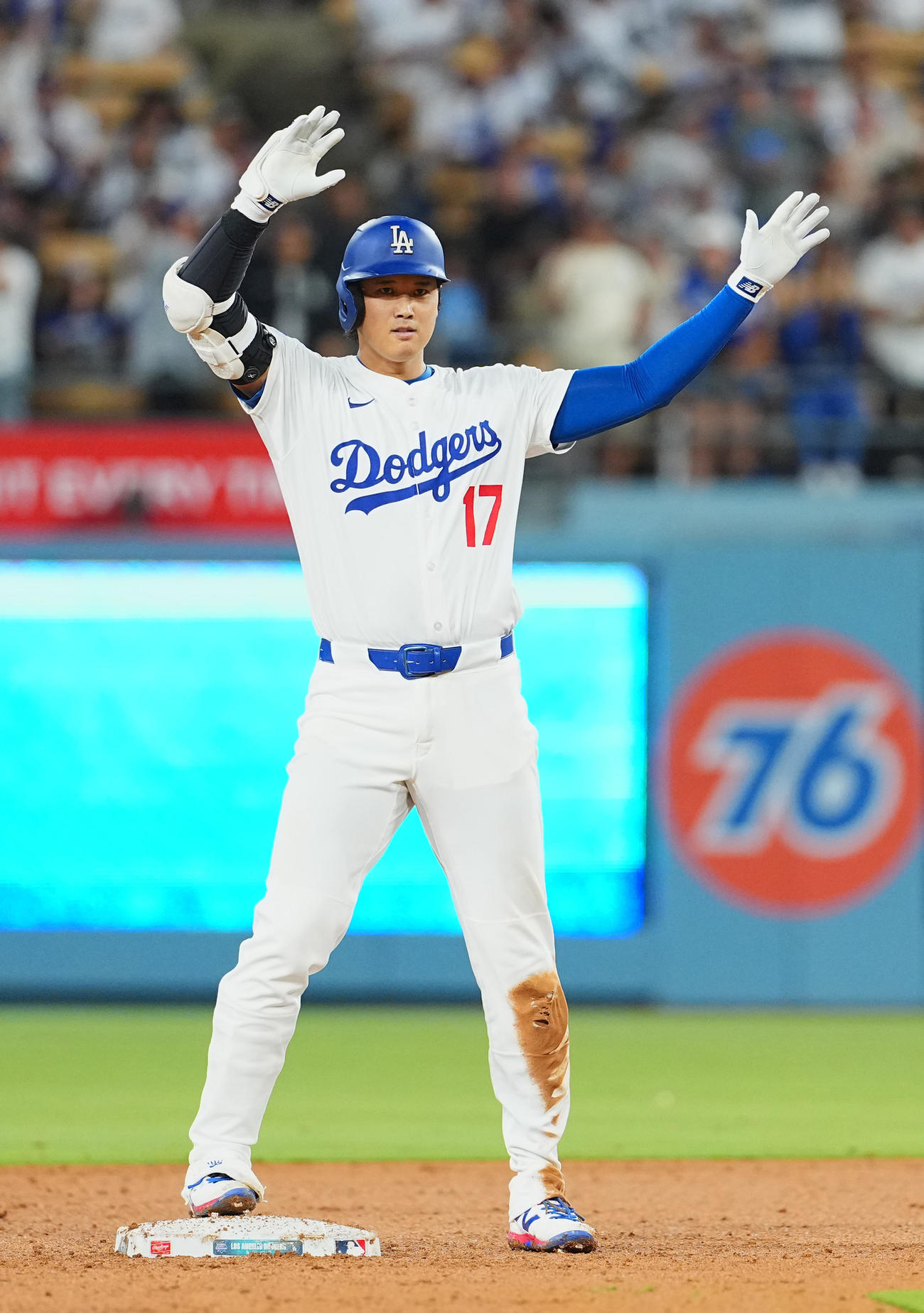 ドジャース対ロッキーズ　7回裏ドジャース2死一塁、右二塁打を放ち、塁上でポーズをとる大谷（撮影・菅敏）