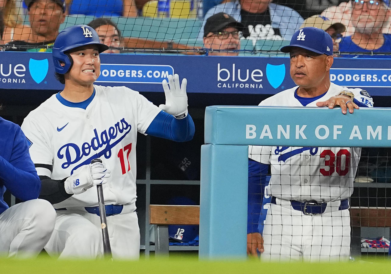 ドジャース対ロッキーズ　3回、打者パペスの時、ベンチから声を上げてロバーツ監督（右）に注意されるドジャース大谷（撮影・菅敏）