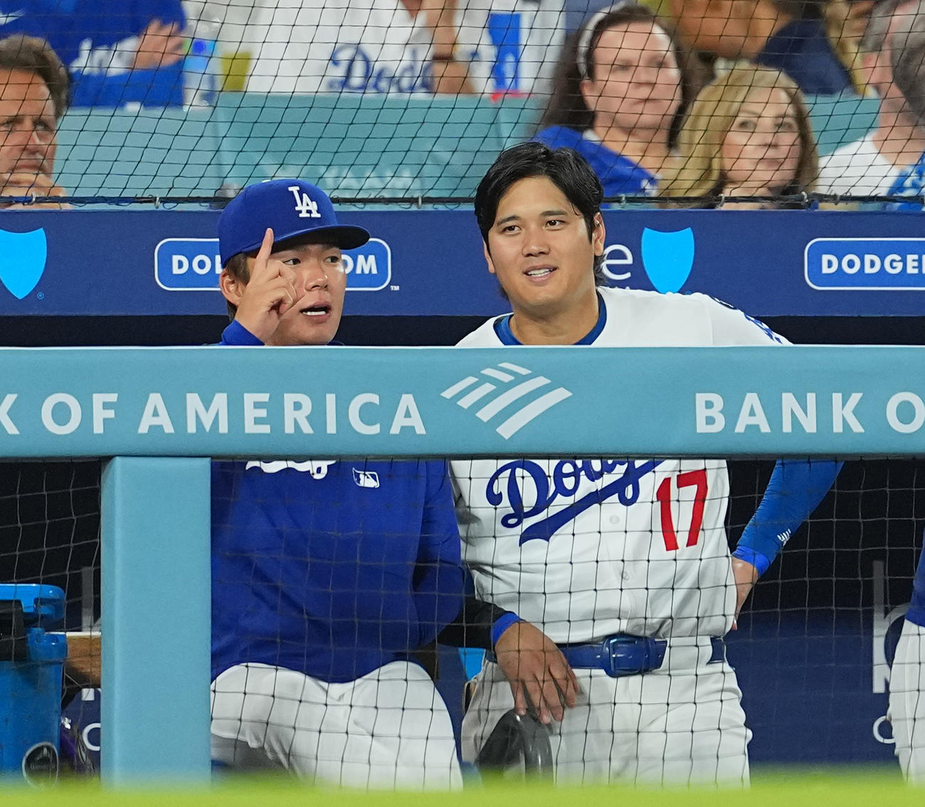 ドジャース対ロッキーズ　試合中、ベンチで話す大谷と山本（左）（撮影・菅敏）