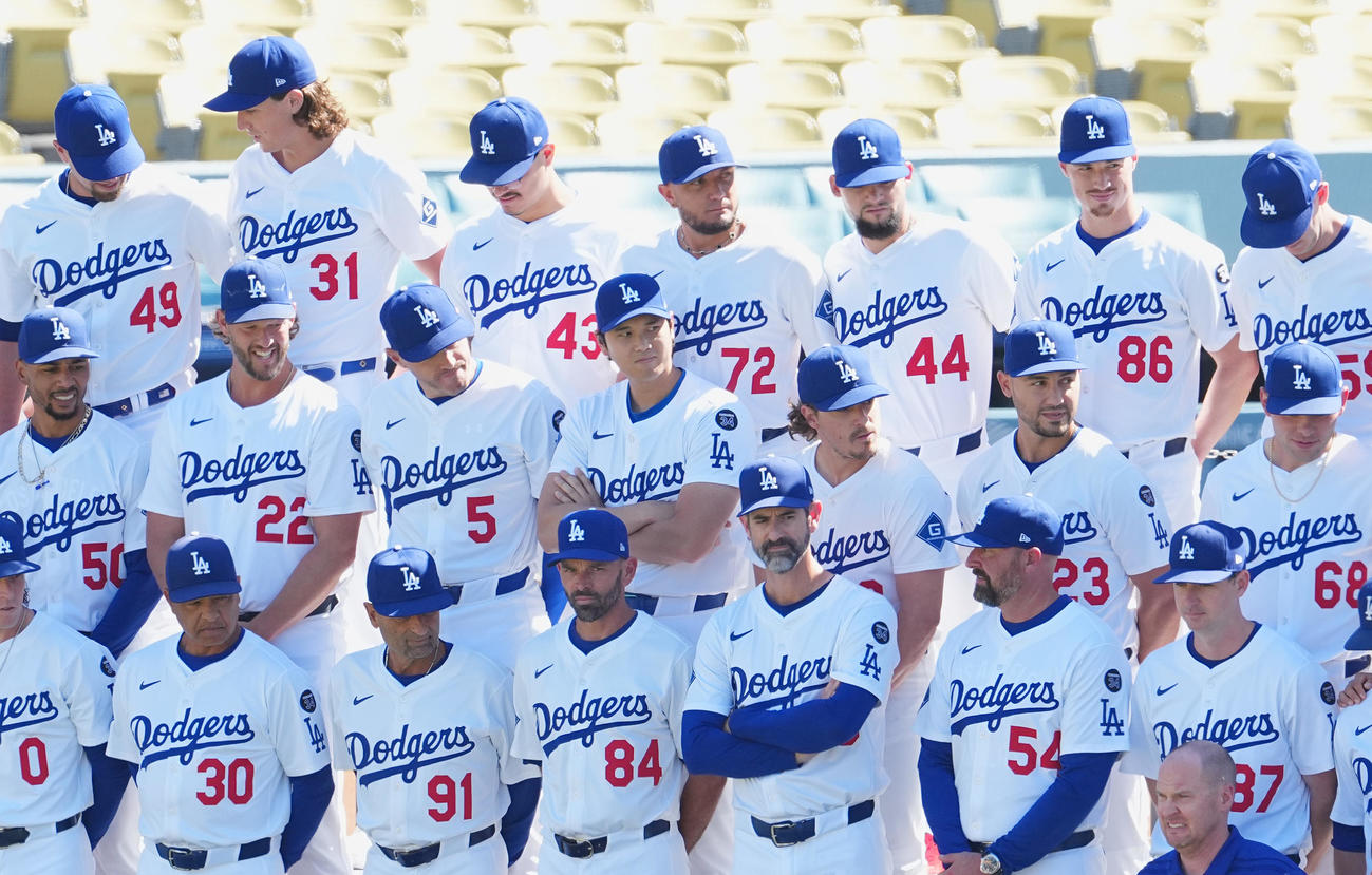 チーム写真の撮影に臨むドジャース大谷（中央）撮影・菅敏）