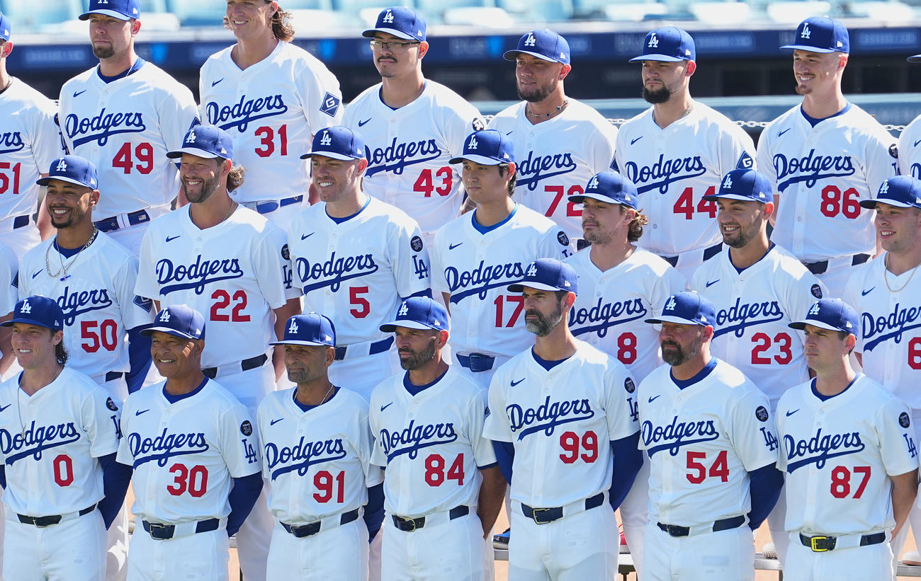 チーム写真の撮影に臨むドジャース大谷（中央）（撮影・菅敏）