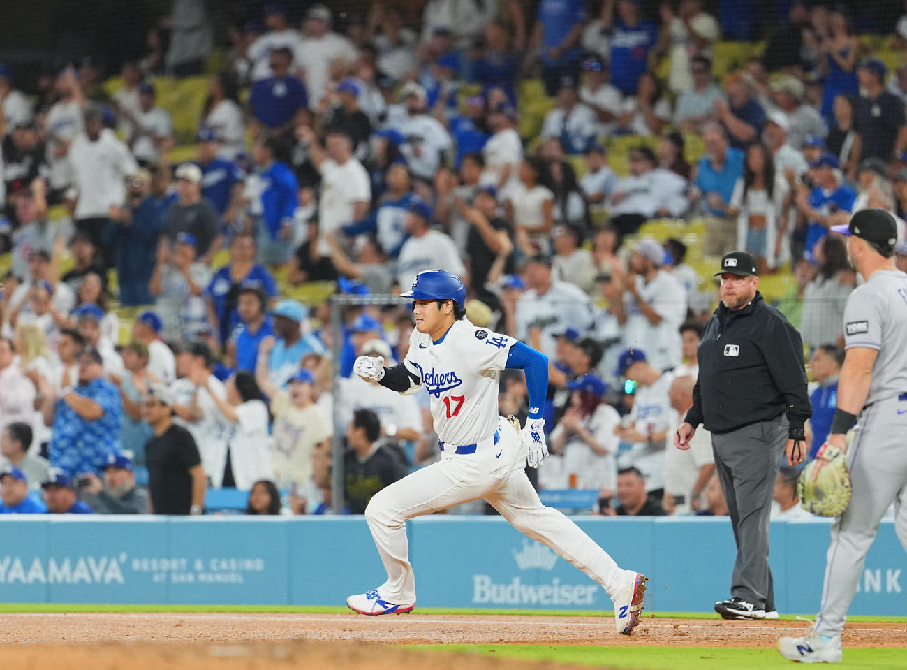 ドジャース対ロッキーズ　7回裏ドジャース2死一塁、右二塁打を放ち、一塁を駆け回る大谷（撮影・菅敏）