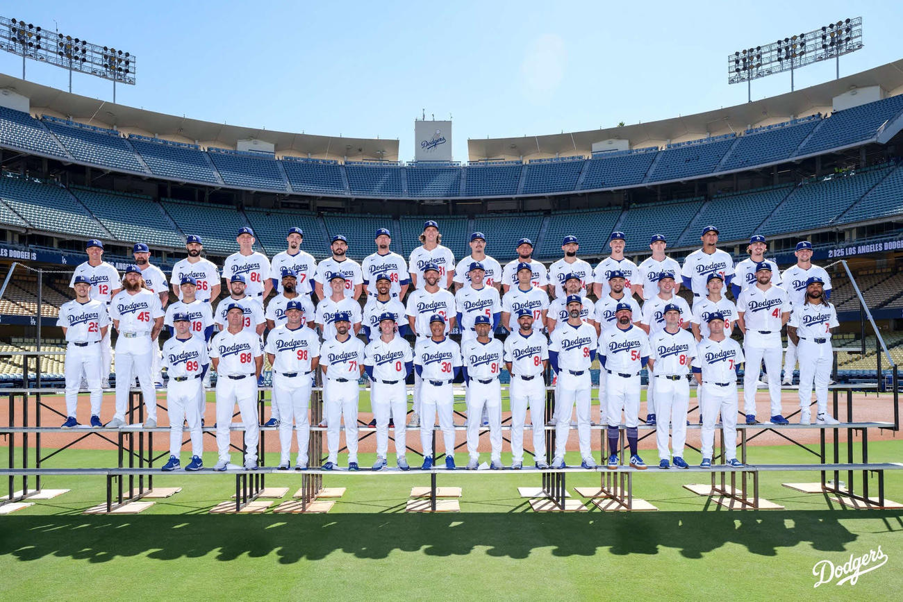 ドジャースが集合写真を公開 大谷翔平は真顔で肩寄せポーズ、山本由伸