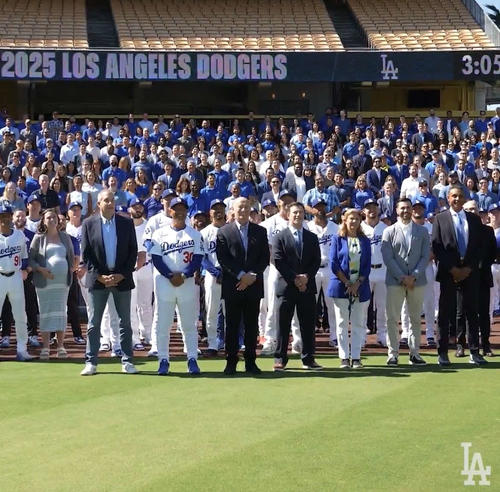 ドジャースが集合写真を公開 大谷翔平は真顔で肩寄せポーズ、山本由伸