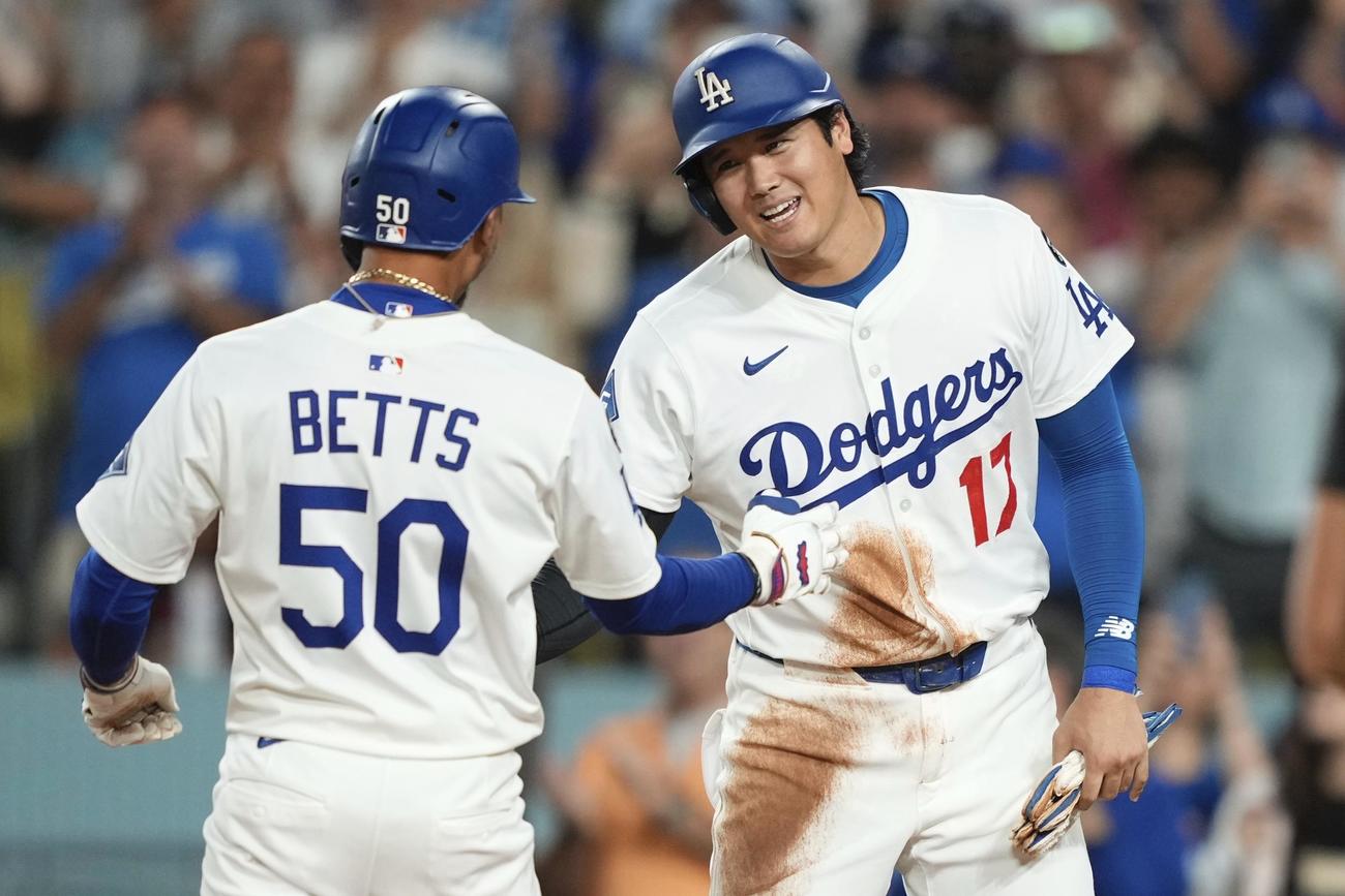 ドジャース大谷翔平（右）は２ランを放ったベッツを祝福（AP)