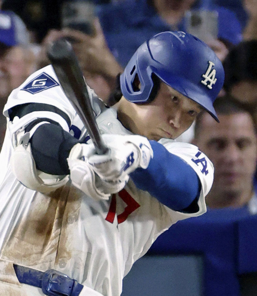 ロッキーズ戦の5回、右前適時打を放つドジャース大谷（共同）