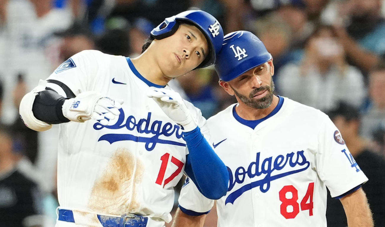 ドジャース対ロッキーズ　5回裏ドジャース1死二塁、右適時打を放ち、一塁走塁コーチとヘッドバンプする大谷（撮影・菅敏）