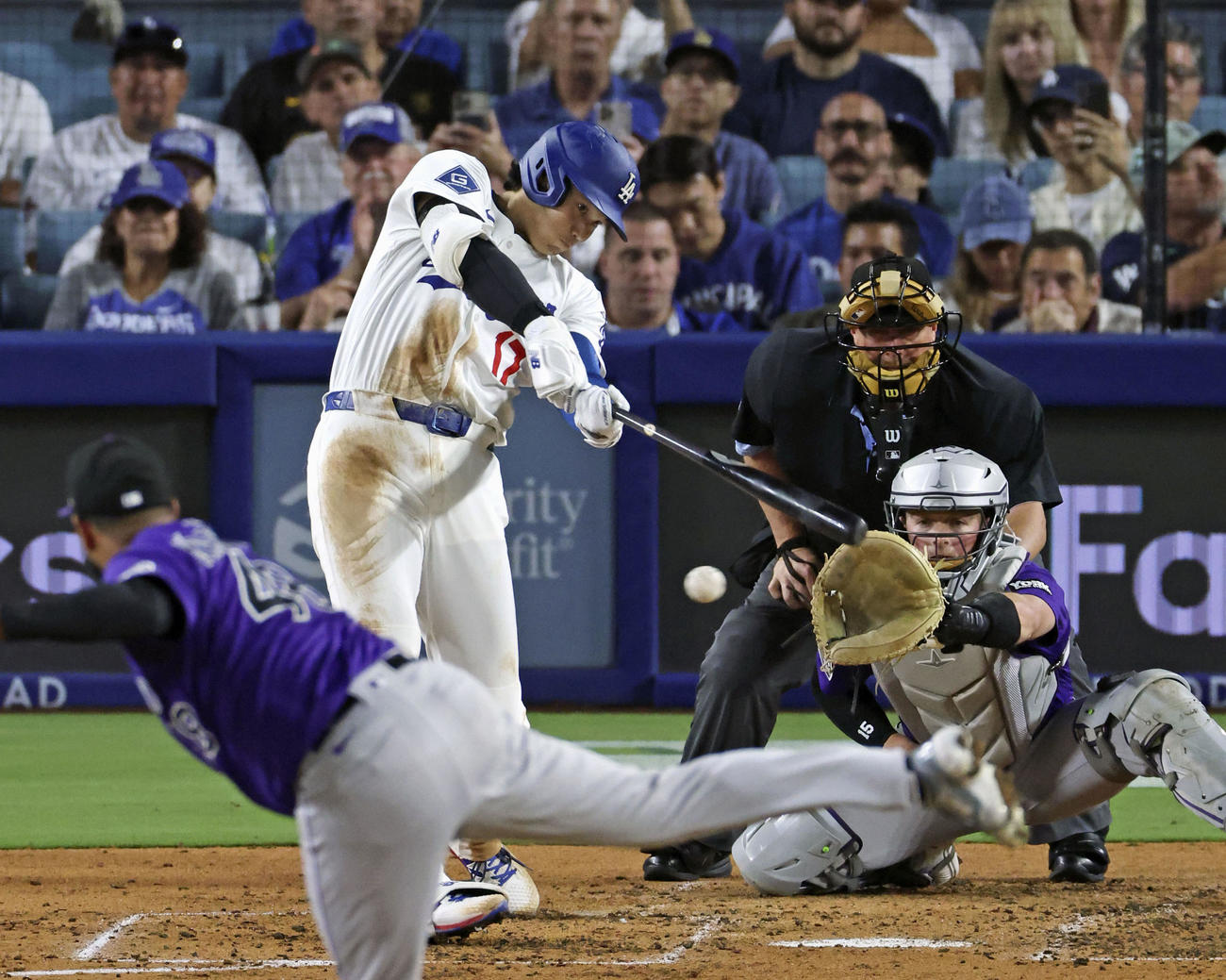 ロッキーズ戦の5回、右前適時打を放つドジャース大谷。投手マルケス（共同）