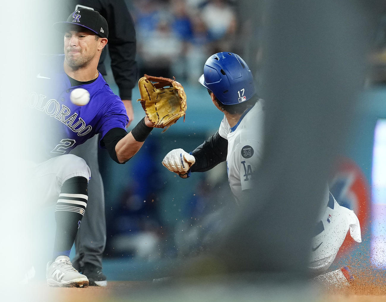 ドジャース対ロッキーズ　3回裏ドジャース2死一塁、打者ベッツの時、二塁盗塁を決める大谷（撮影・菅敏）
