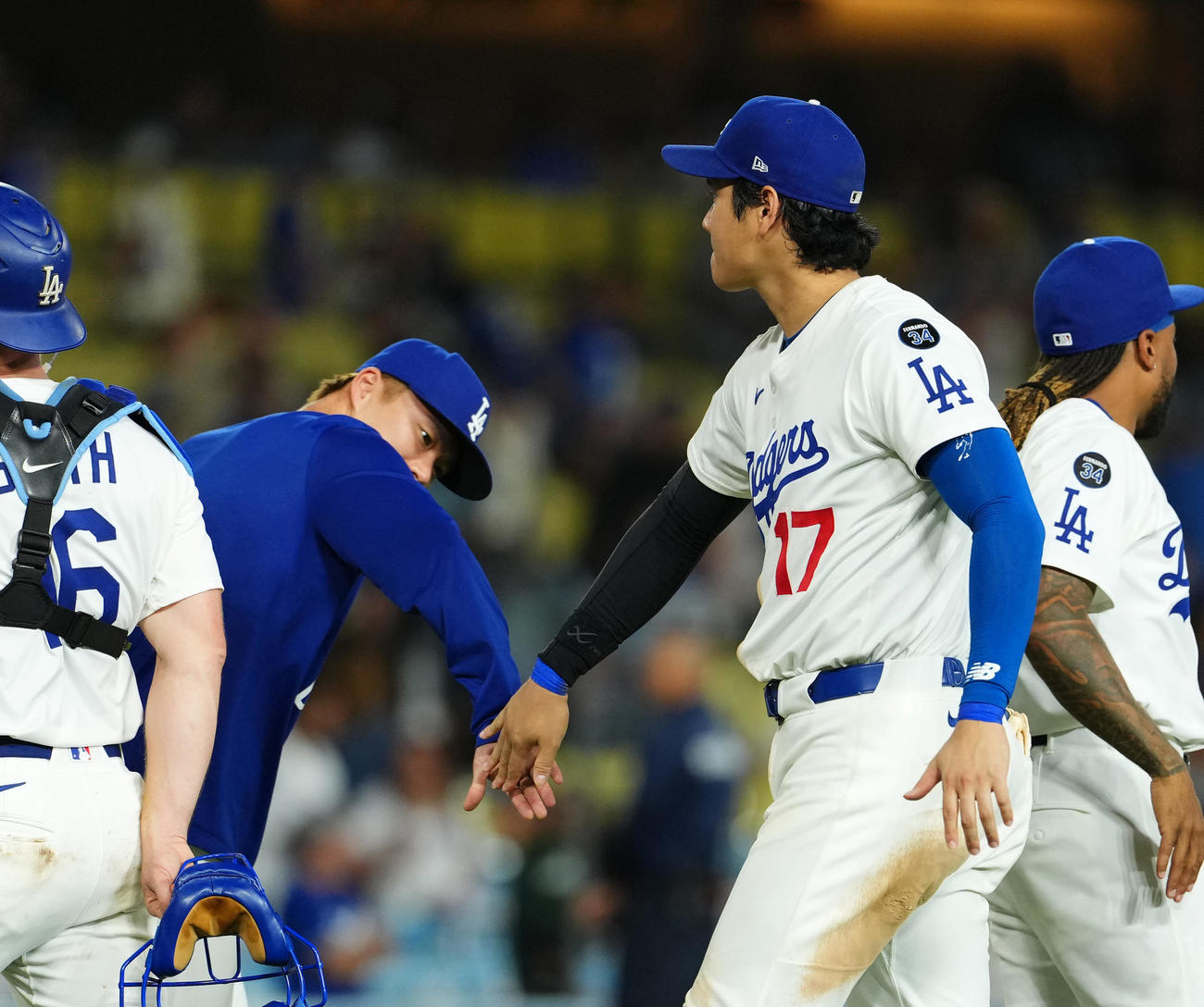 ドジャース対ロッキーズ　ロッキーズに勝利し、山本（左）とタッチをするドジャース大谷（撮影・菅敏）